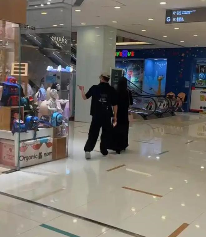 郭富城夫妇近日被目击现身尖沙咀名店。